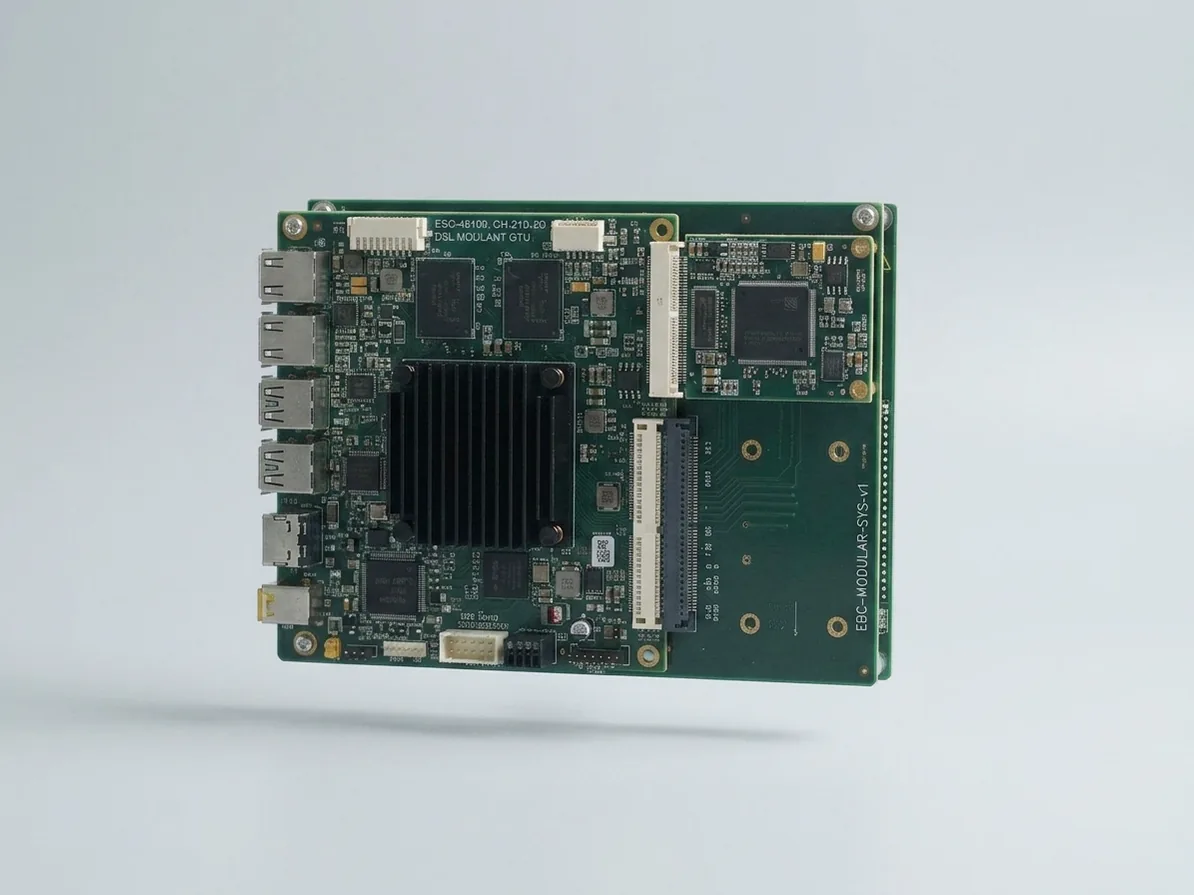 Scheda embedded con modulo COM innestato, dissipatore e quattro porte Ethernet
