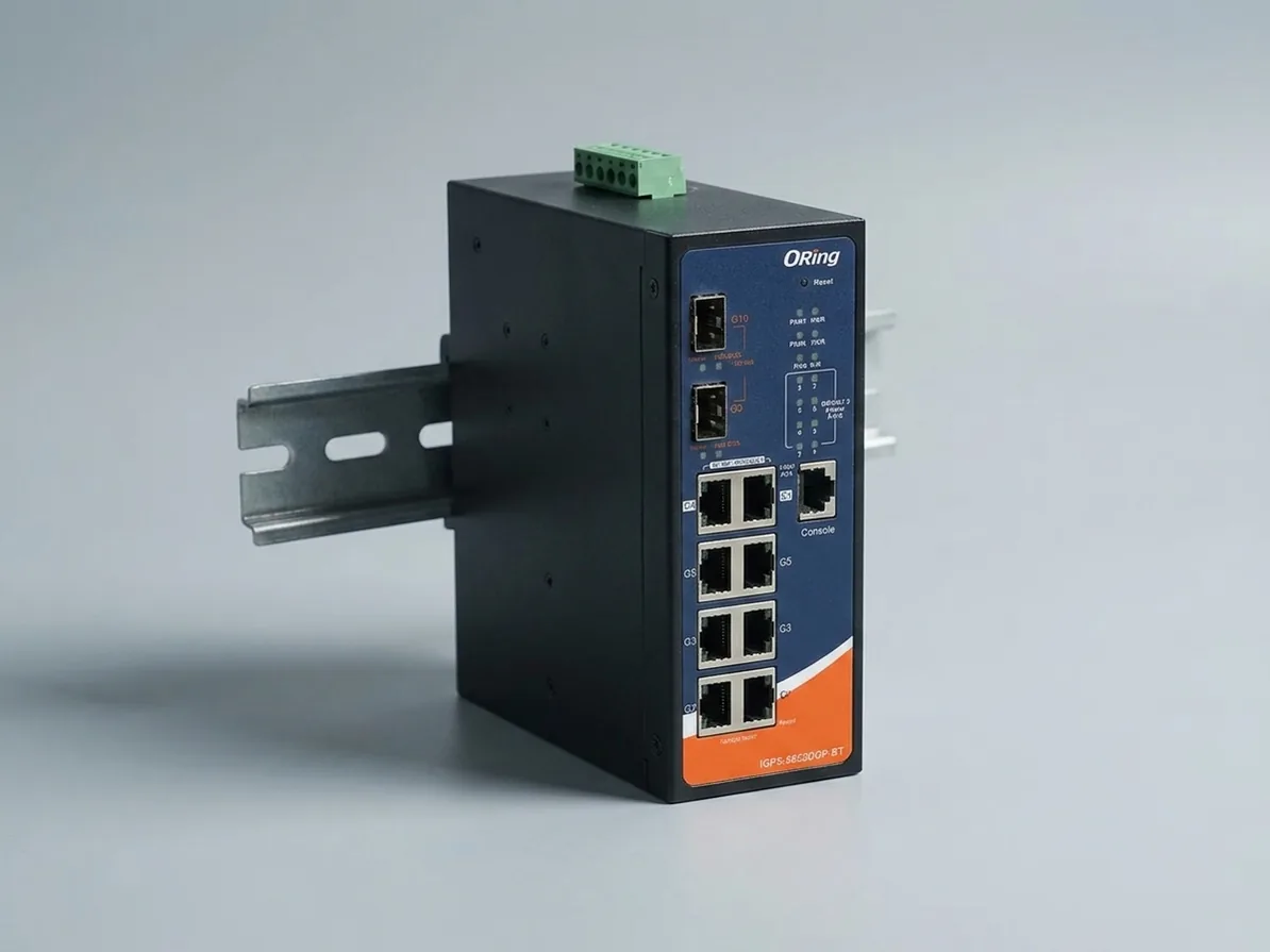 Switch Ethernet industriale con porte RJ45 e SFP montato su guida DIN